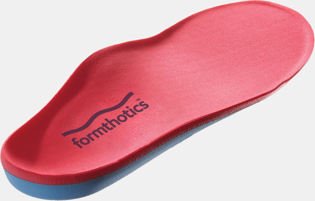 Formthotics のインソール（赤いトップと青いベース）を斜めから見たところ